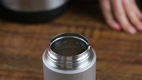 19种保温杯遭央视曝光!重金属析出热水进毒水出,家长需谨慎购买