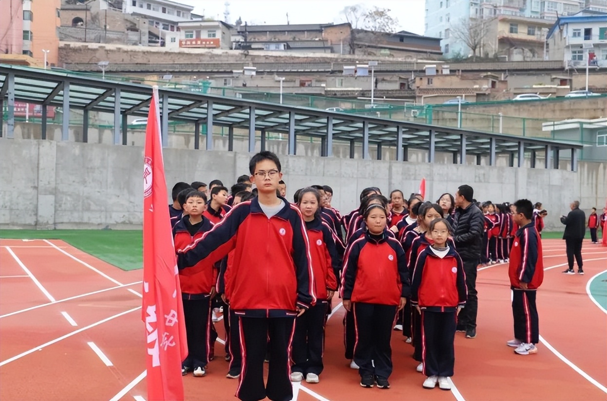 吴堡县二中举行广播体操暨花样跑*比操**赛