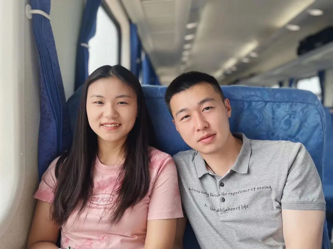 在老挝乘火车,在老挝看到动车