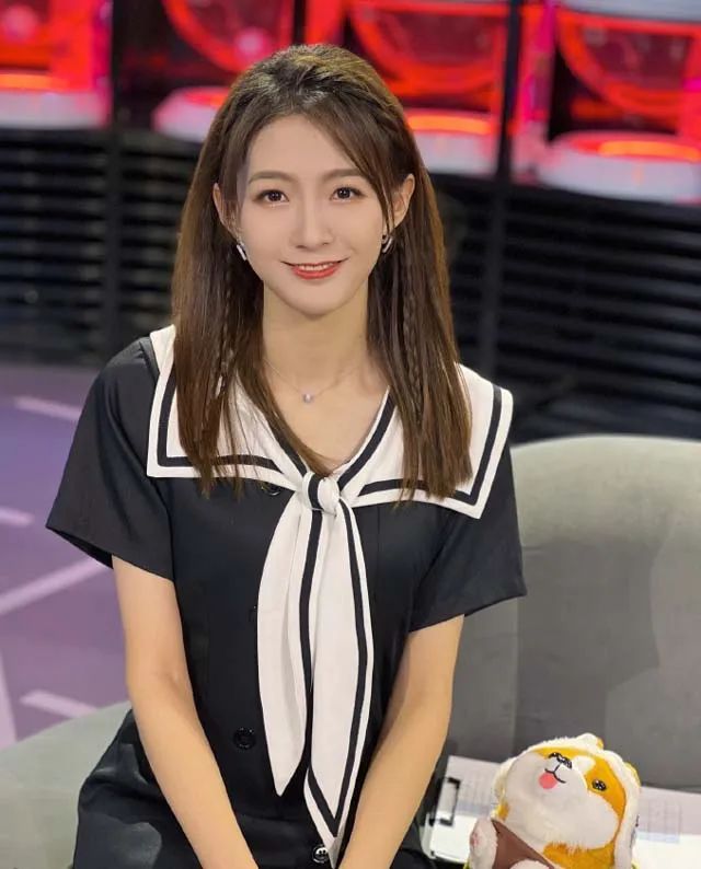 世界杯结束，篮球美女主播雪儿回归正轨，这大长腿太撩人了吧