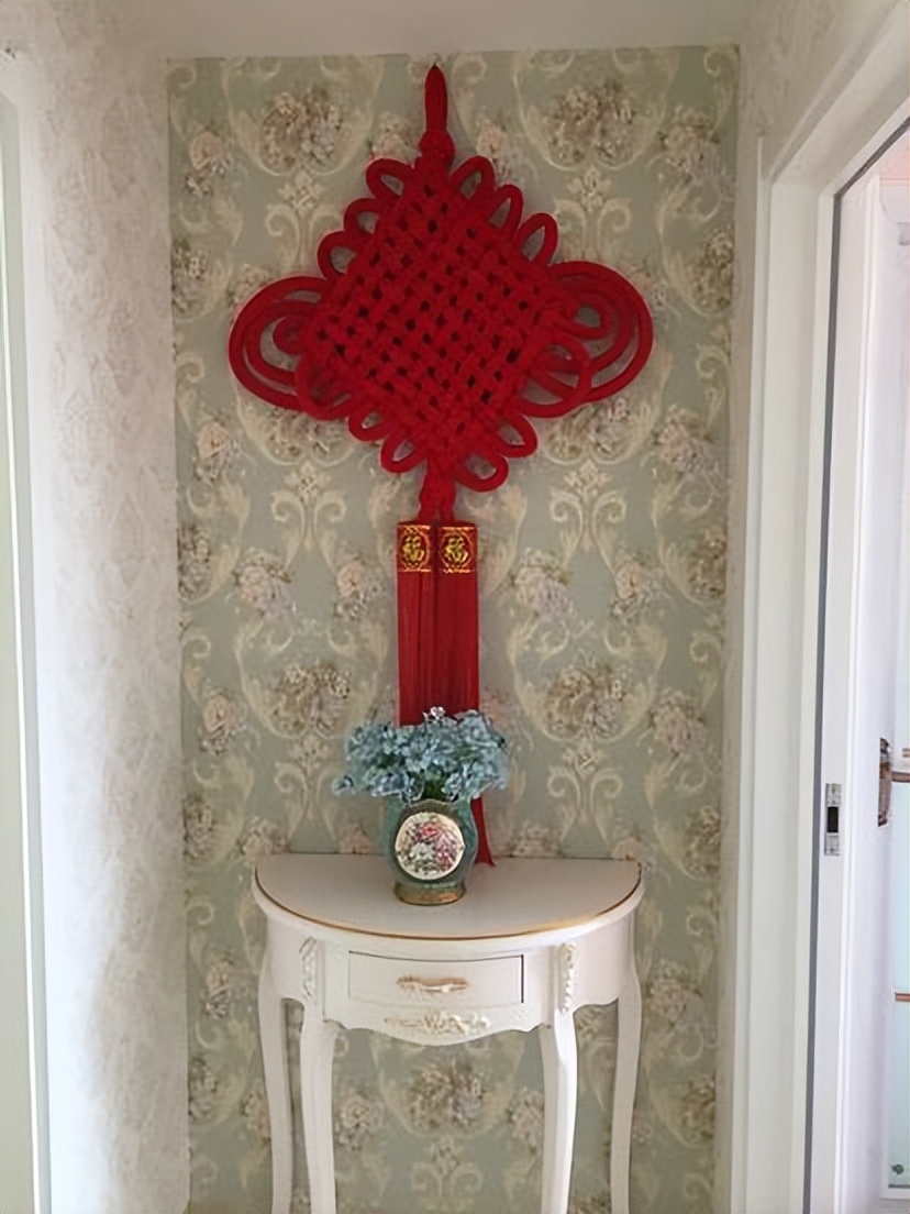 新房装修完毕,120平花了25万,客厅却被小姑子的十字绣毁了