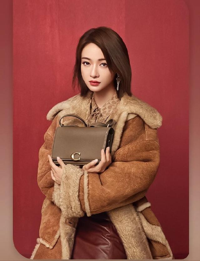 杨紫古装试穿,杨紫许凯上台穿的套装