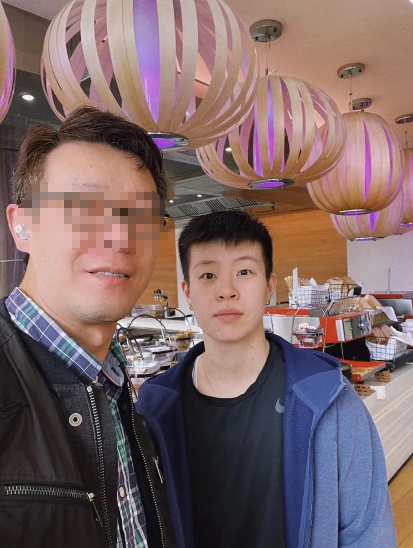 姚明现身澳洲酒店！拒绝签名被指脾气差，2米26坐小凳子显拘束