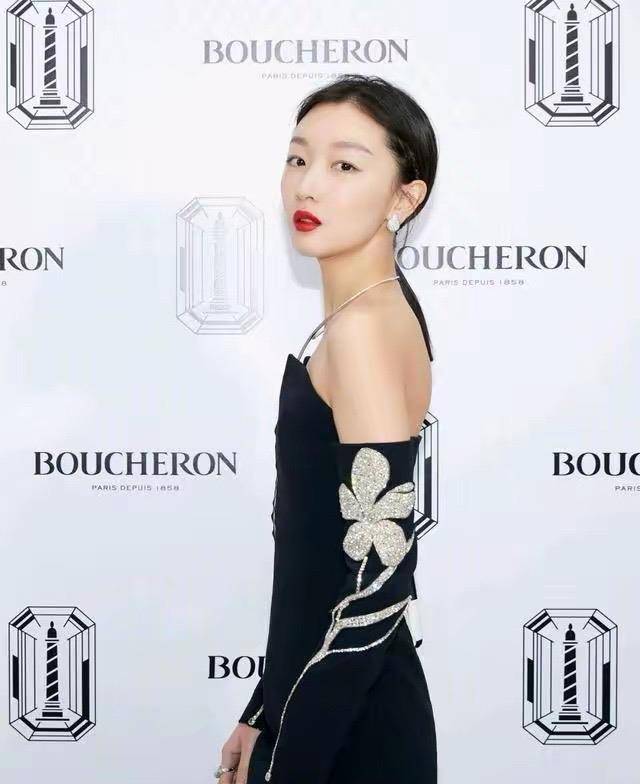 有一种“尴尬”,叫周冬雨玩性感