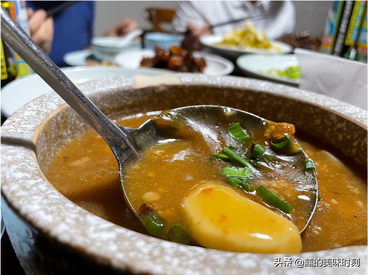 浙江大哥请客吃饭，点了12个菜却被朋友吐槽不已，网友：不识货