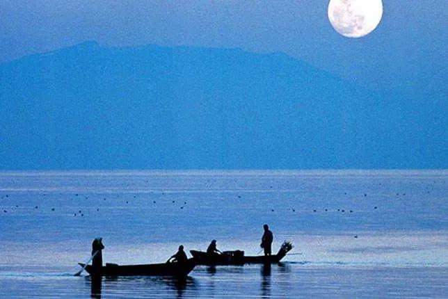 梦幻洱海白纱婚纱照,梦幻洱海