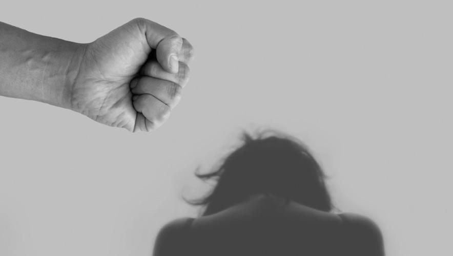 16岁少女深夜自杀，医生奋力抢救捡回性命，“秘密”都在手机里