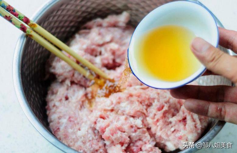 家常炸肉丸子怎么炸才能酥脆,炸肉丸子家常做法加莲藕鸡蛋