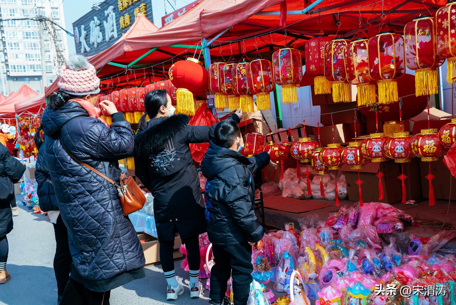 陕西渭南：红红火火络绎不绝的西三路灯笼市场图纪