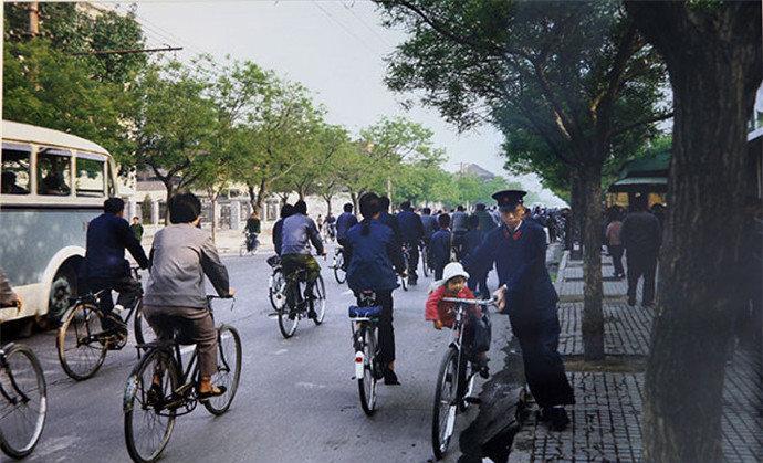 老照片里的汉奸,两个女汉奸与日寇合影
