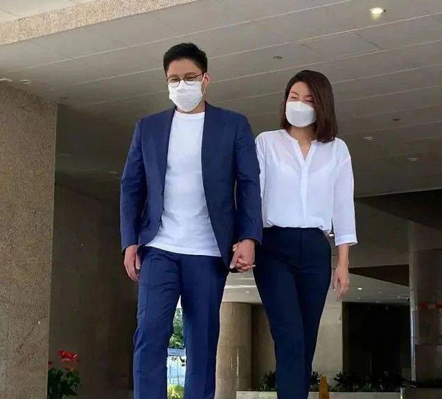 巩俐穿大花裙的身材,巩俐郭晶晶同框谁更显品味