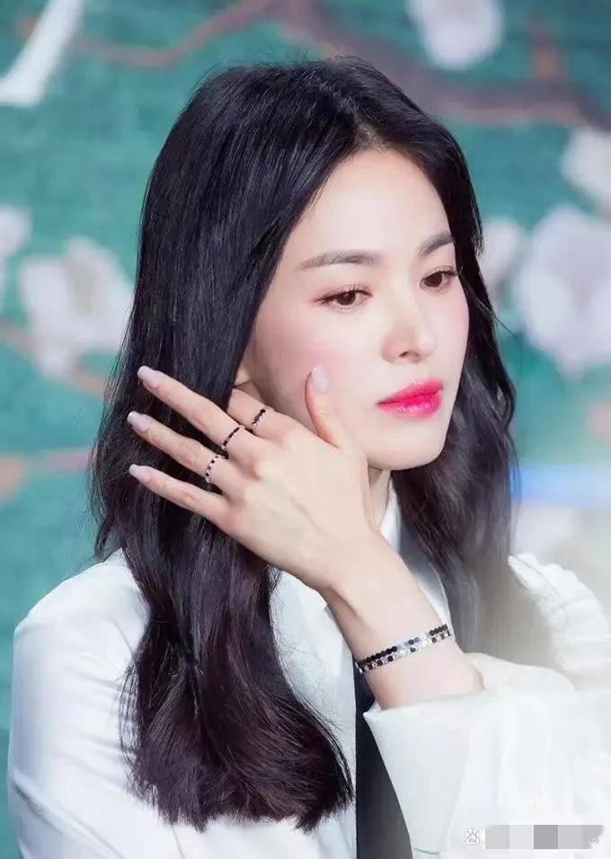 刘亦菲宋轶蓝色礼服,刘亦菲和宋轶谁更美