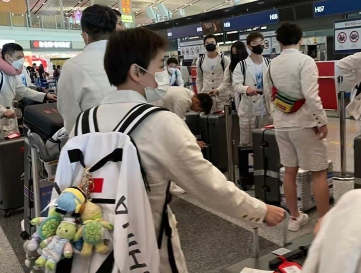 全红婵首次登领奖台视频全程回放,16岁全红婵回北京接受央视采访