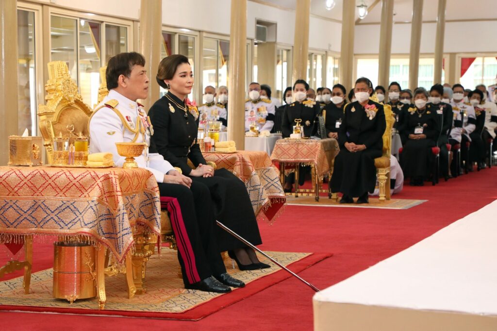 泰国国王皇后下跪,泰国王后跪在国王面前