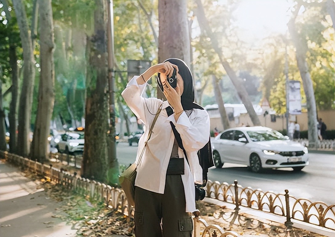 朋友突然冷落你因为背后有狗,对一个女人太好然后突然冷落她