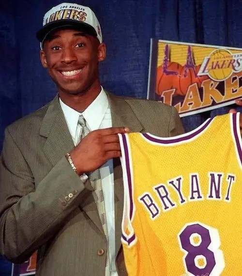 约翰肯尼迪小时候,传奇人物科比因空难不幸离世