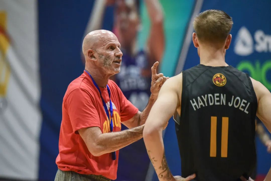 这对世界级传奇教练纵横国际赛场21年，相爱并相杀着…