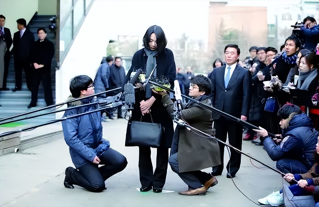 赵显娥让空姐下跪道歉视频,赵显娥逼停飞机事件