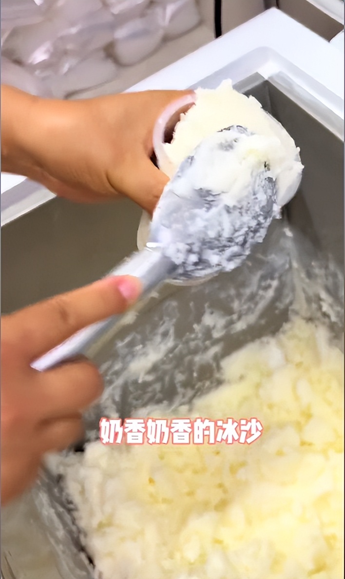 郑州新开1家郑好吃雪花酪店,奶香浓郁,一口穿越童年