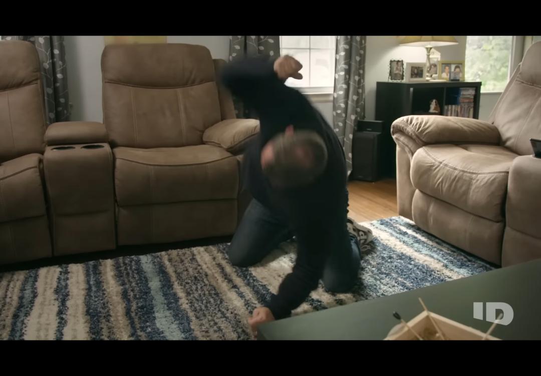 夫妇好心收养6岁女孩，发现竟是20岁侏儒假扮，还试图杀死他们