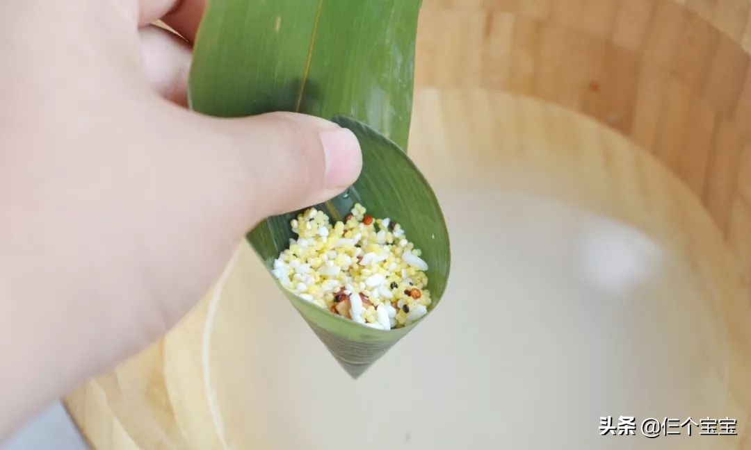 手残党怎么包四角粽子,六个月以上宝宝粽子做法