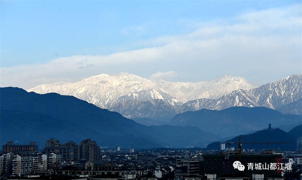 晴空雪山,雨过天晴的都江堰又见雪山