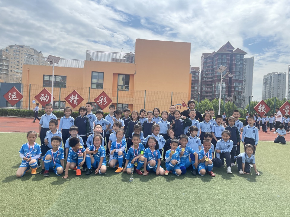 学校足球联赛打响,崂山区校园足球活动