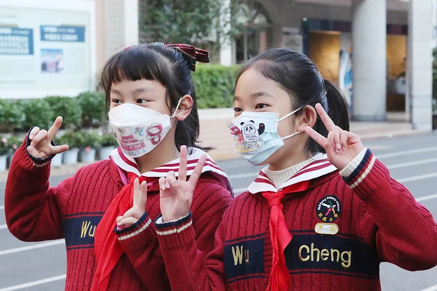 开学季校园展示打卡,开学啦冰墩墩小学生积极向上图片