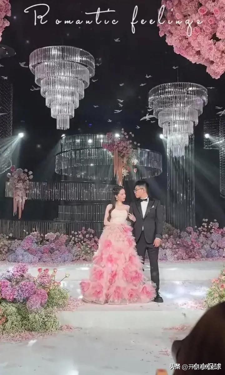 伊尔康二儿子订婚现场：新娘肚子胀得像孕妇，婆婆照耀着新娘！