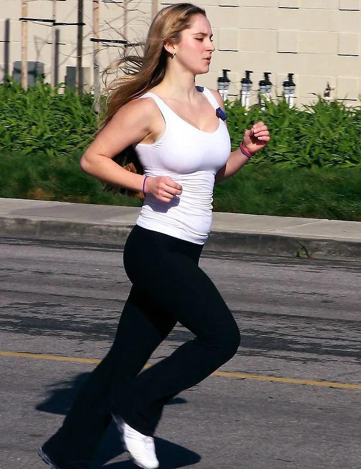 针对腰腹部脂肪堆积的健身动作,减肥的广场舞快速减掉腹部脂肪