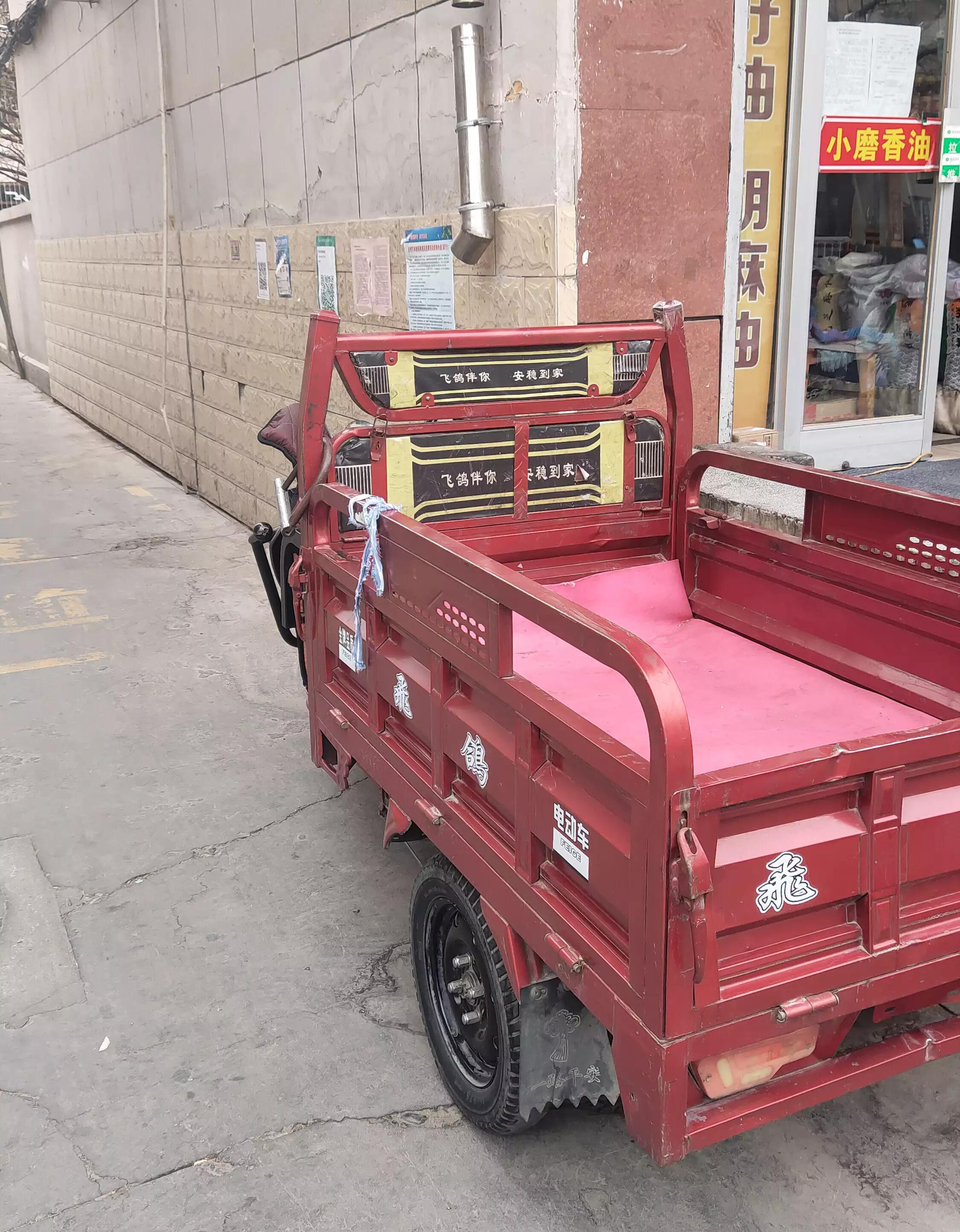 电动车新换的电池充满电不跳绿灯,电动车充满电加速掉二格电怎么了