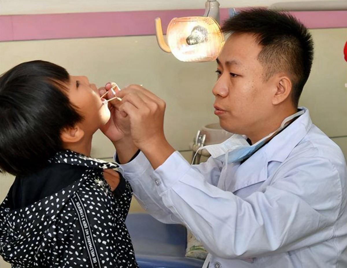 孩子被鱼刺卡喉图文,孩子被鱼刺卡喉正确做法应该怎样