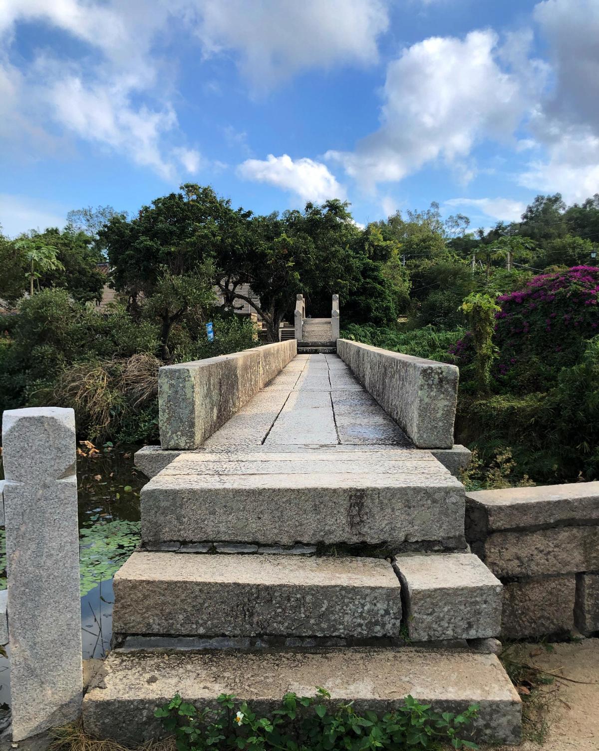 高清老照片：旗人格格大腿岔开豪放洗衣，地主三妻四妾不输女明星