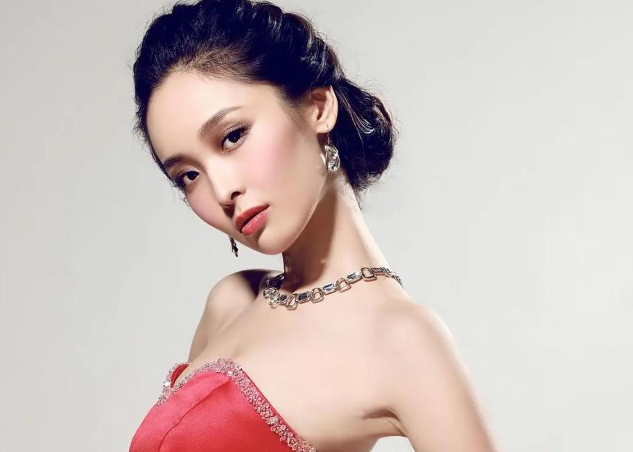 女演员李曼照片,张艺谋与李曼电影