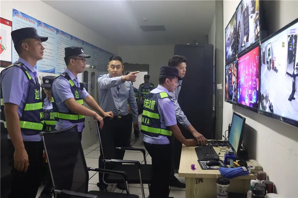 夜间巡逻坚守岗位,夜间巡逻保平安