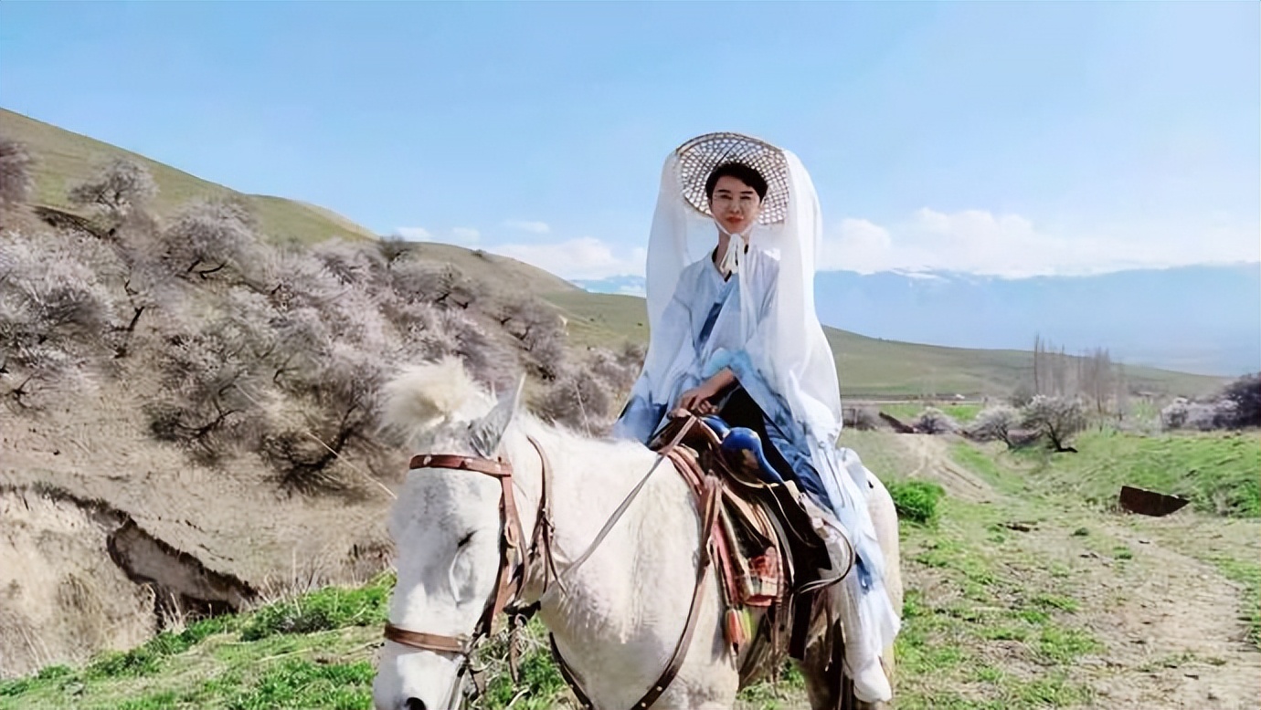 她中专学历，却成副县长，靠视频走红，直播3小时赚200万，凭啥