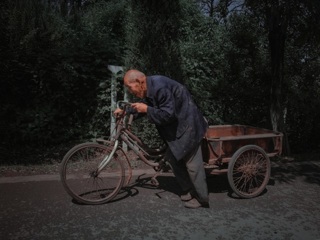 我为保洁大哥提供早餐，我被同行欺负时，他打了个电话解决了