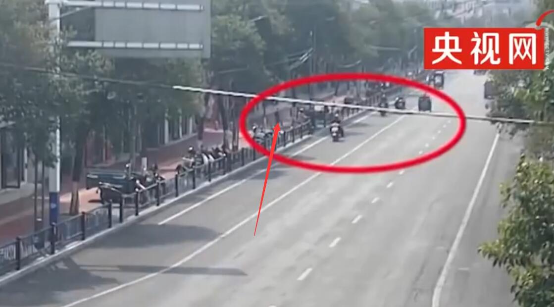 马路边玩耍交通事故,不要在马路边踢球会有危险