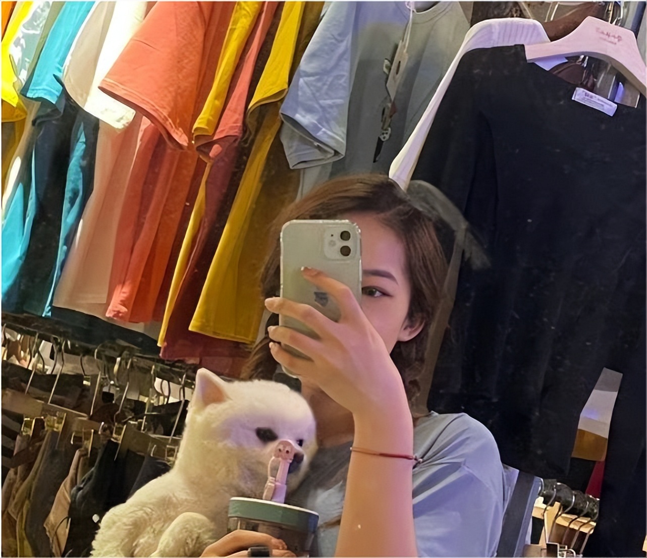 西安这对特困生情侣，穿着普拉达裙子玩着苹果手机