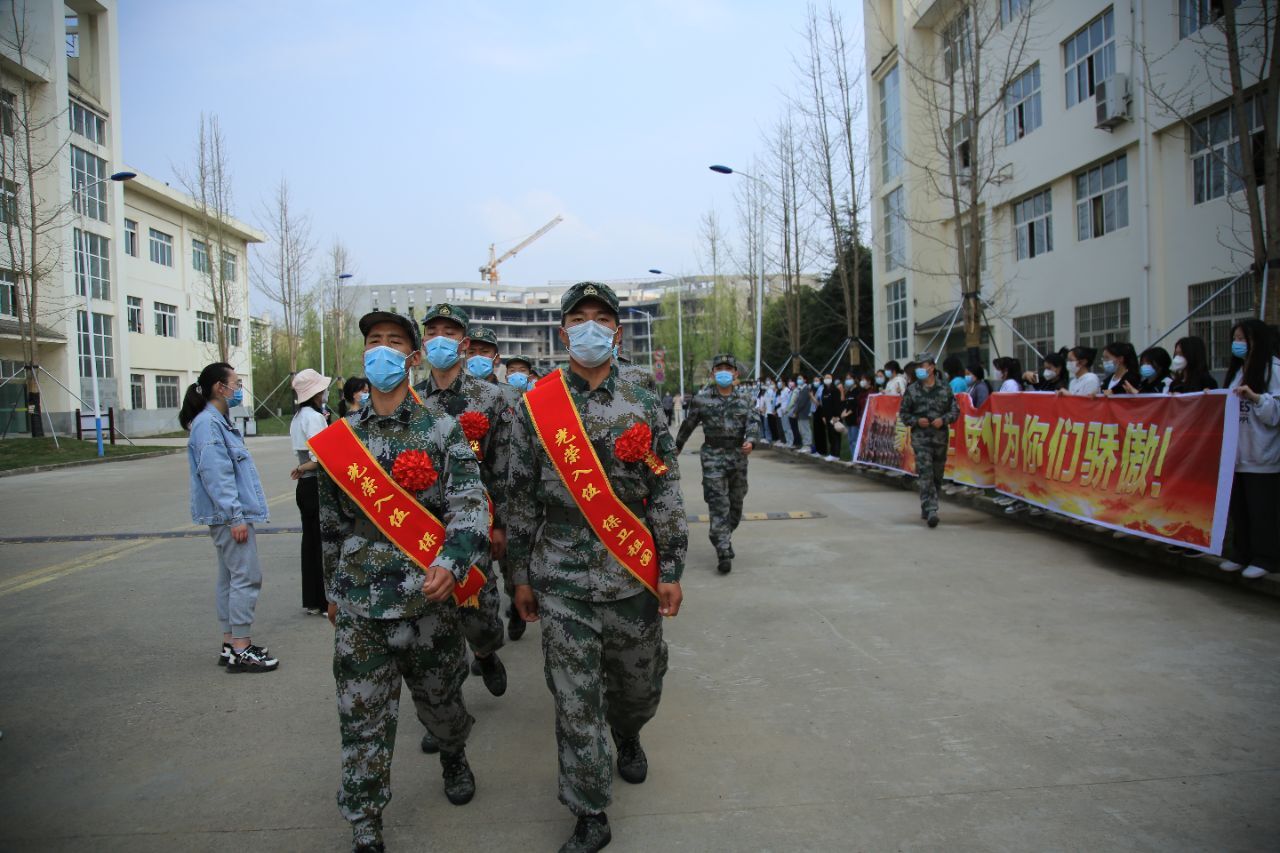送校友，踏征程广元利州千名大学生欢送新兵入伍