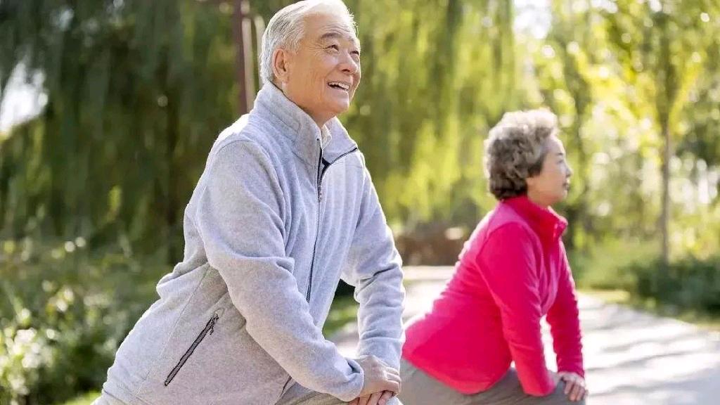 老年人腿无力、使不上劲？医生：3种营养得上，有助于增强体质！