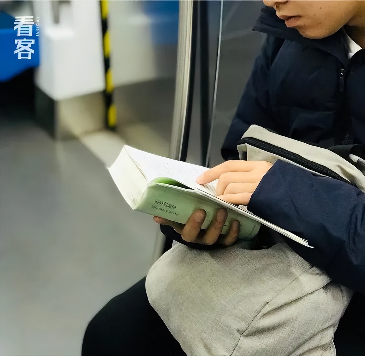 北京通勤路上，她用镜头记录2000个捧着书的人