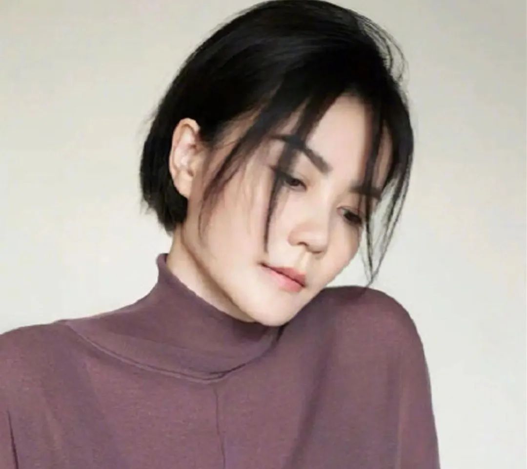 王菲谢霆锋机场公开亲密牵手,王菲谢霆锋机场牵手同框