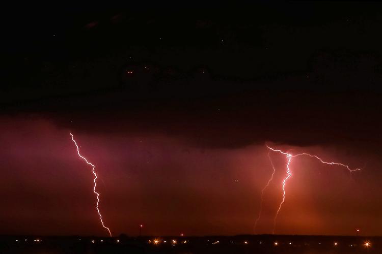 罕见闪电精灵被拍,罕见天空惊现红色闪电持续一小时