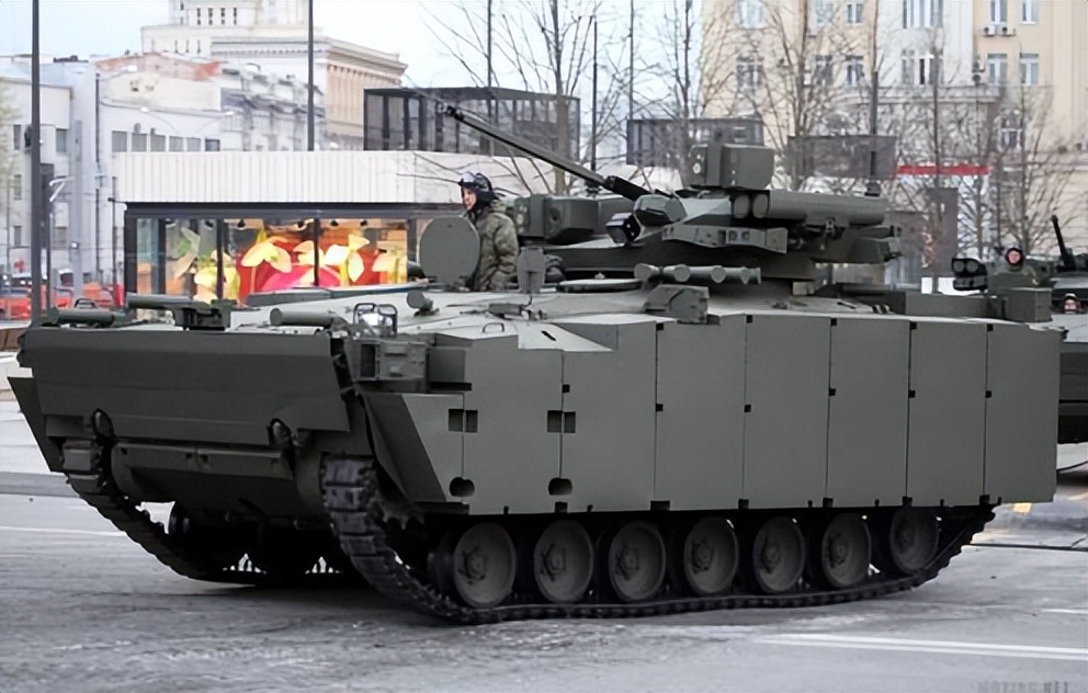 士兵“开战车”去喝酒,普京大怒下令抓捕,俄式酗酒何屡禁不止?