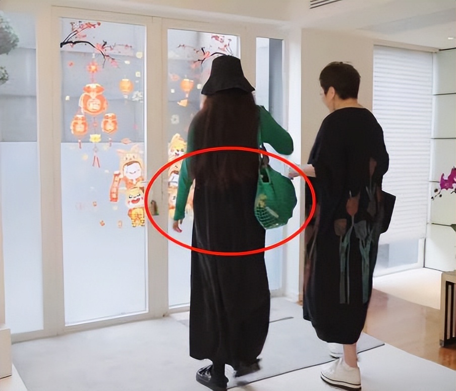 郭碧婷近照曝光巧遮掩孕肚,郭碧婷挺孕肚逛街甜蜜