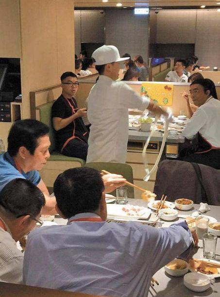 一个女孩从服务员到月入2万,从一个服务员到现在身价百万的她