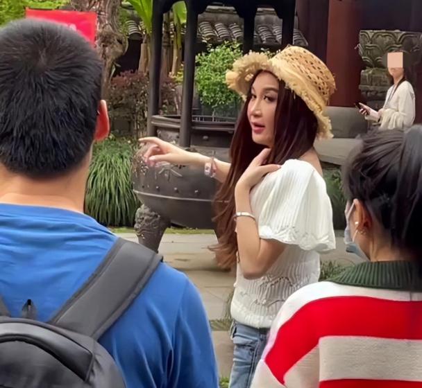 高鼻梁塌却很漂亮的女星,凸嘴短下巴的女人面相