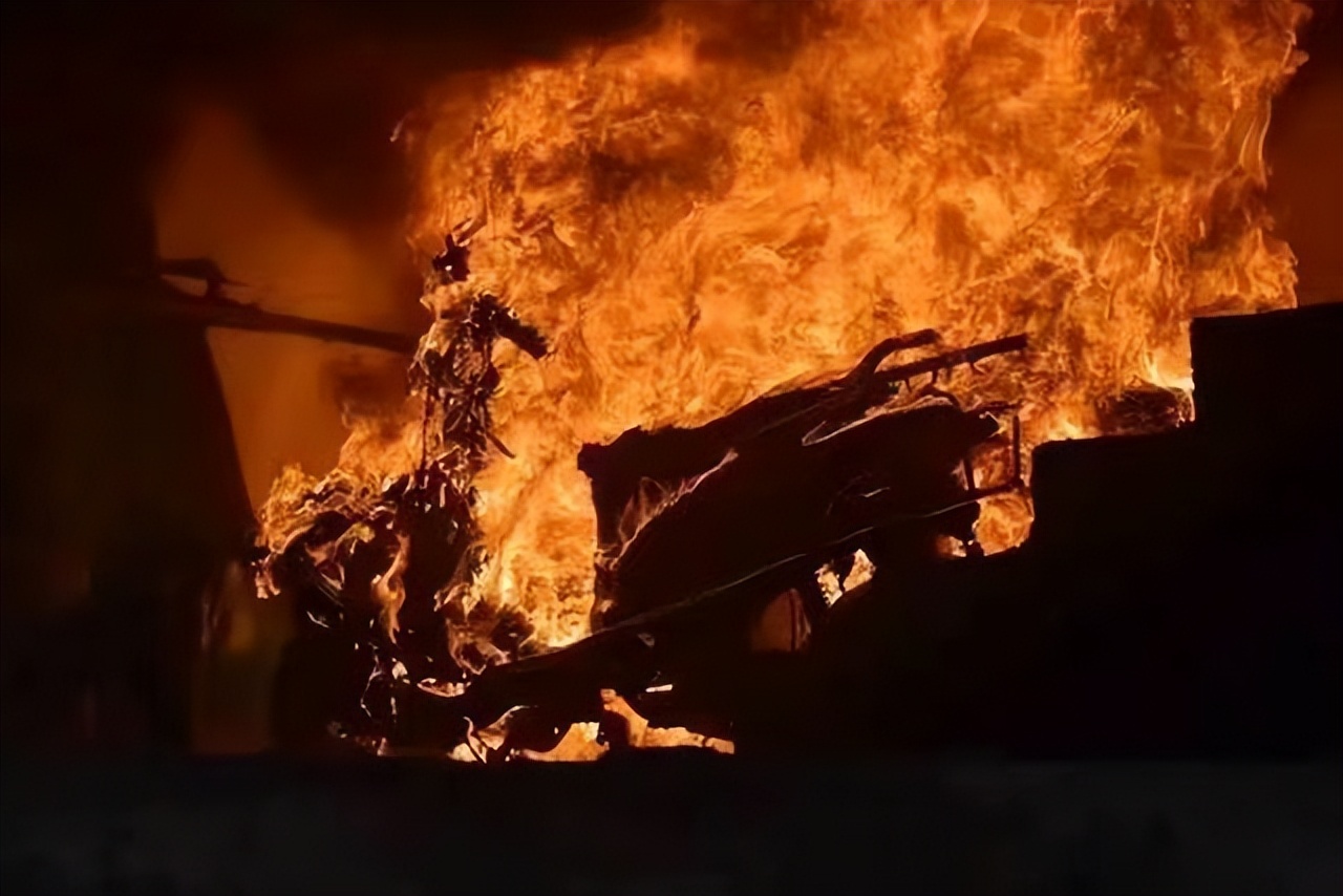 电动自行车电池爆燃,电动车起火三分钟可达多少度