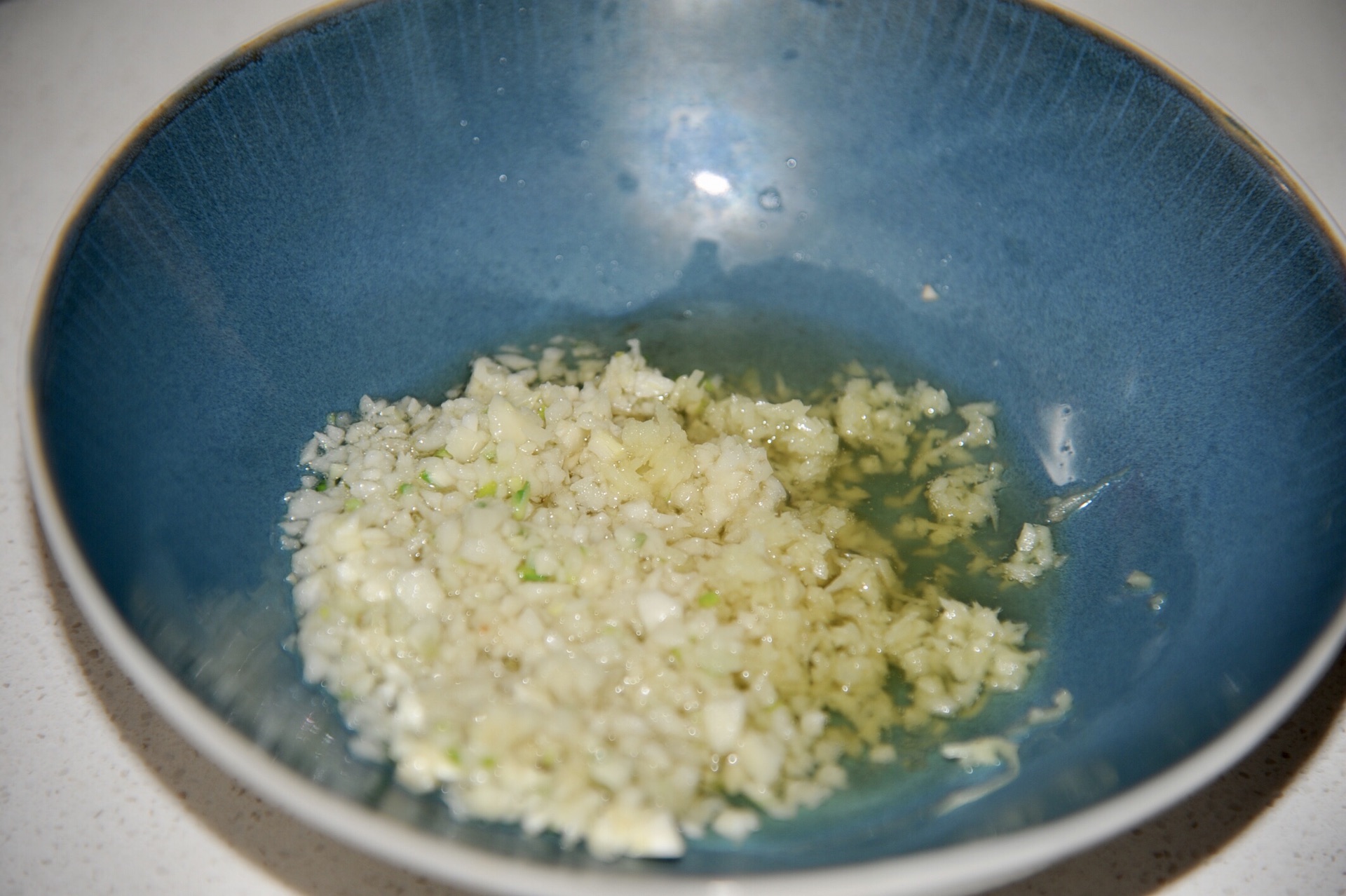 蒜蓉粉丝蒸扇贝好吃得不得了,蒜蓉粉丝蒸扇贝香辣爽口过瘾